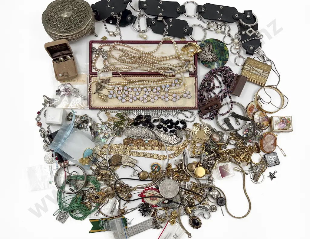 Collection of Costume Jewellery and Small Trinket Box Image 1++