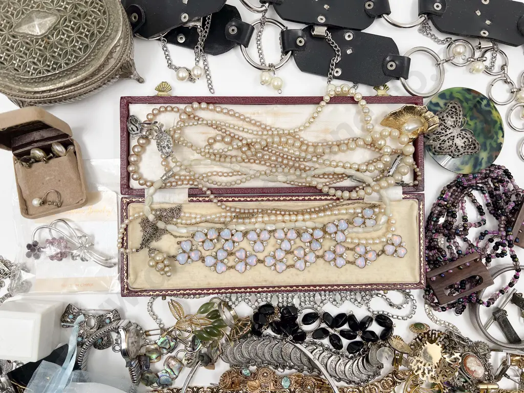 Collection of Costume Jewellery and Small Trinket Box Image 1++