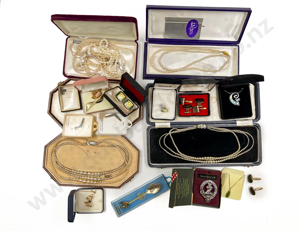 Cased Vintage Costume Jewellery and Cufflinks Image 1++