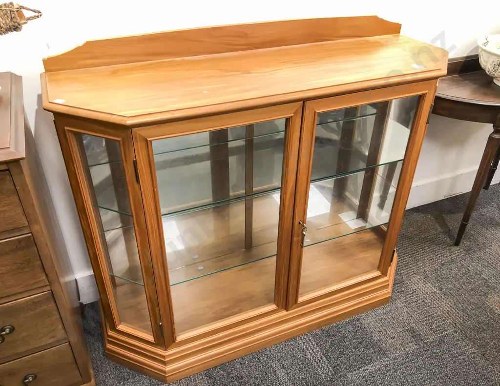 Rimu China Display Cabinet Image 1++