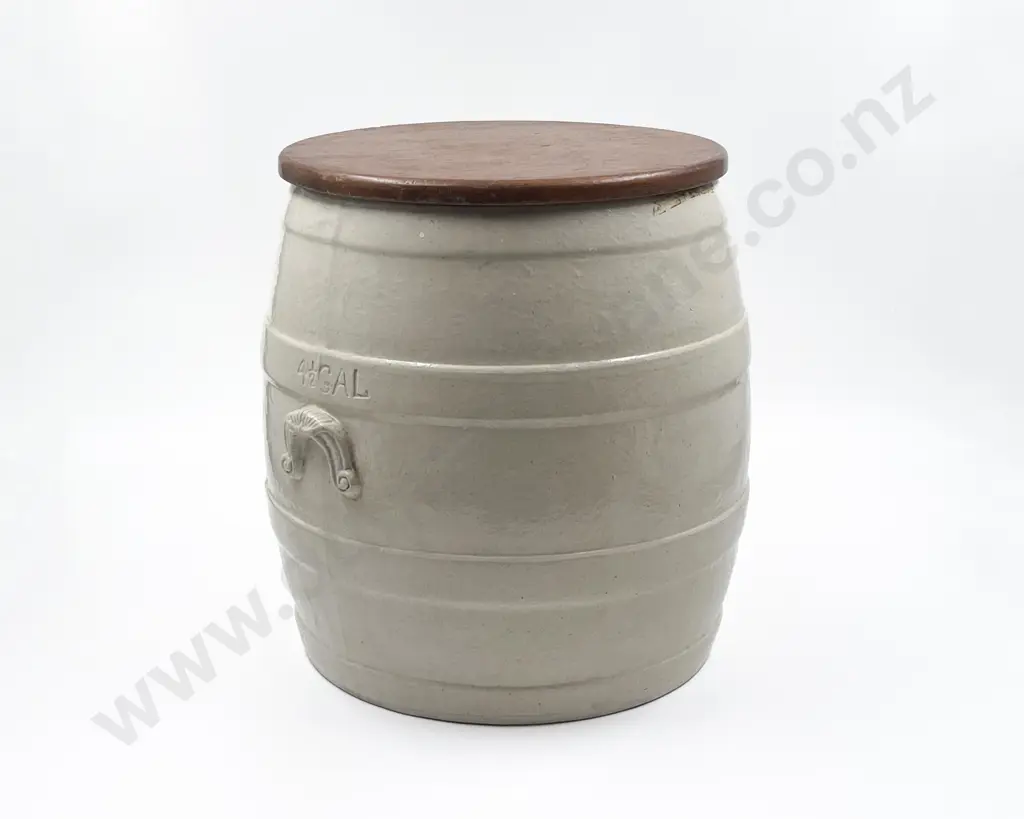 Vict White Glazed 4.5 Gallon Crock Image 1++