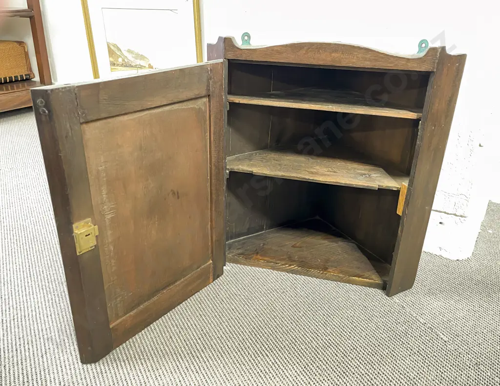 1930's Oak Small Proportion Wall Mounting Corner Cupboard Image 1++