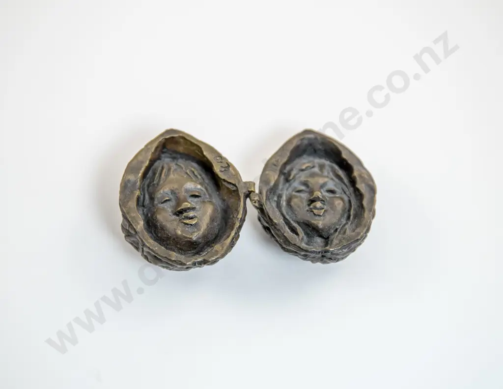 Small Hinged Bronze Walnut With Two Faces To The Interior Image 1++