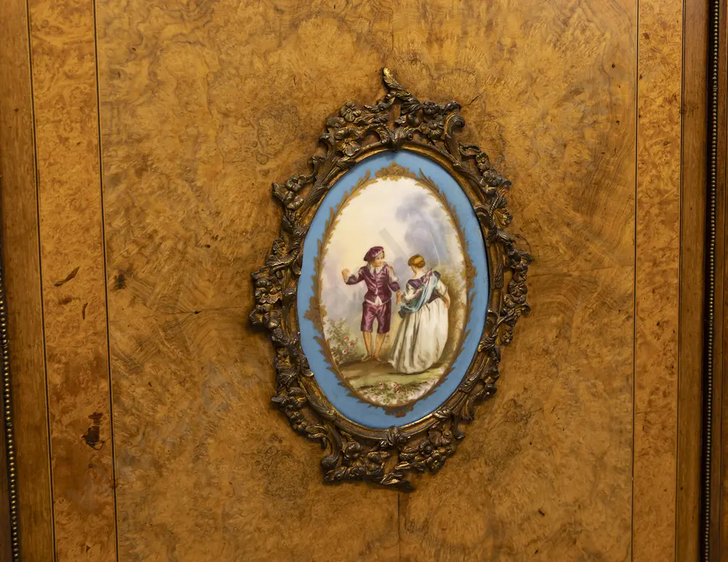 Fine Quality Vict Figured Walnut Amboyna & Gilt Metal Mounted Credenza Image 1++
