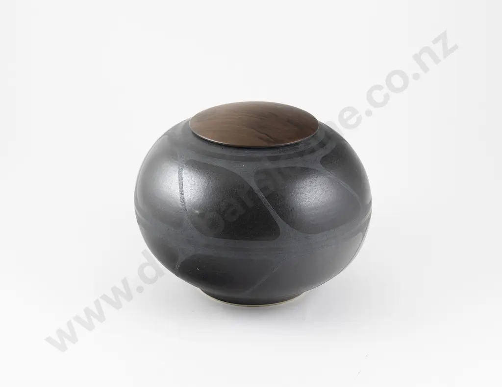 Anneke Borren Circular Lidded Box Image 1++