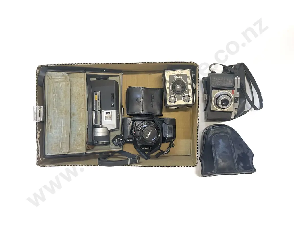 Qty of Assorted Vintage Cameras Image 1++
