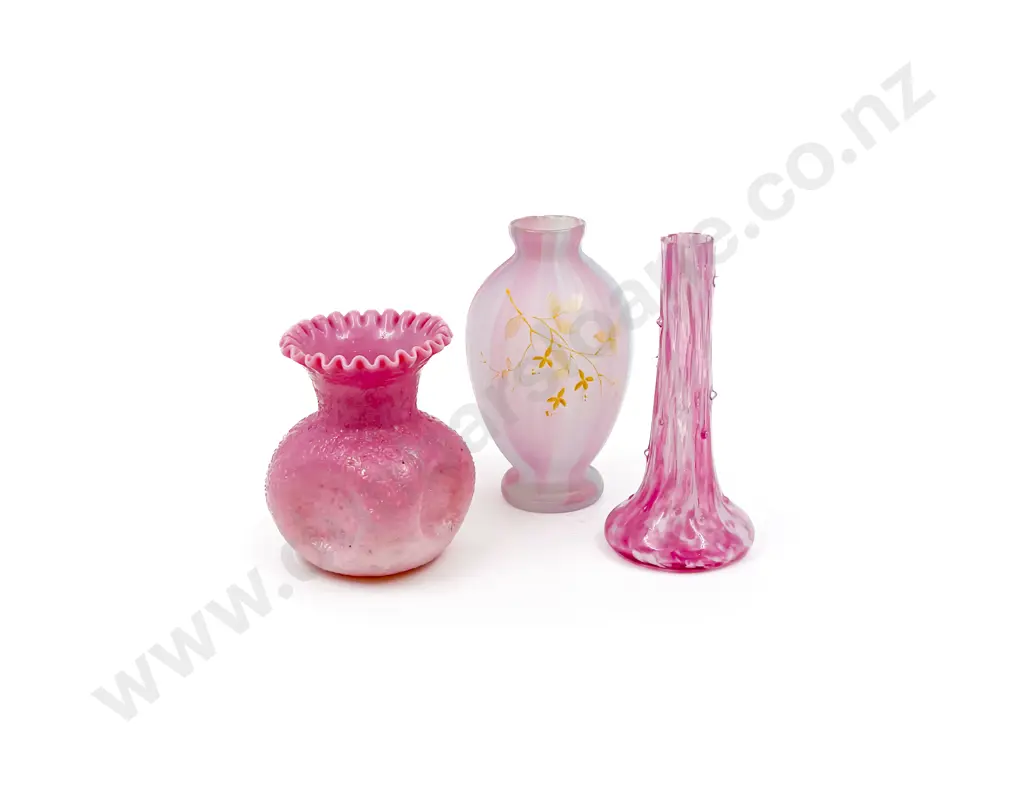 Three Pieces of Assorted Vintage Art Glass Image 1++