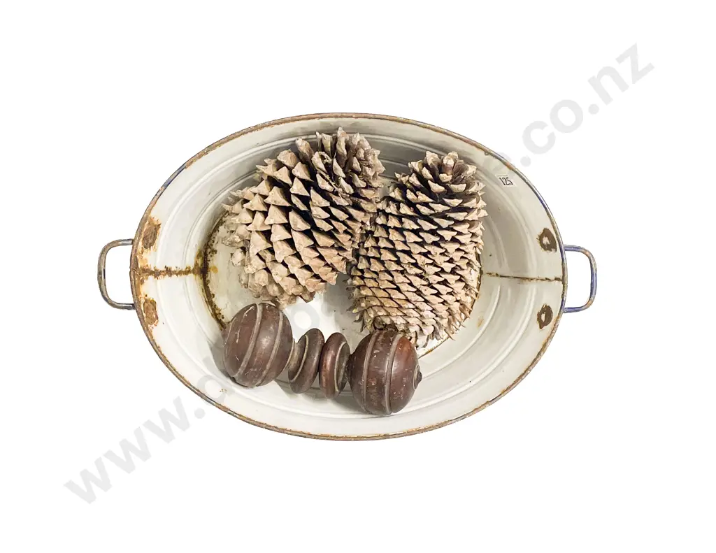 Qty of Assorted Decorative Items in Enamel Tub Image 1++