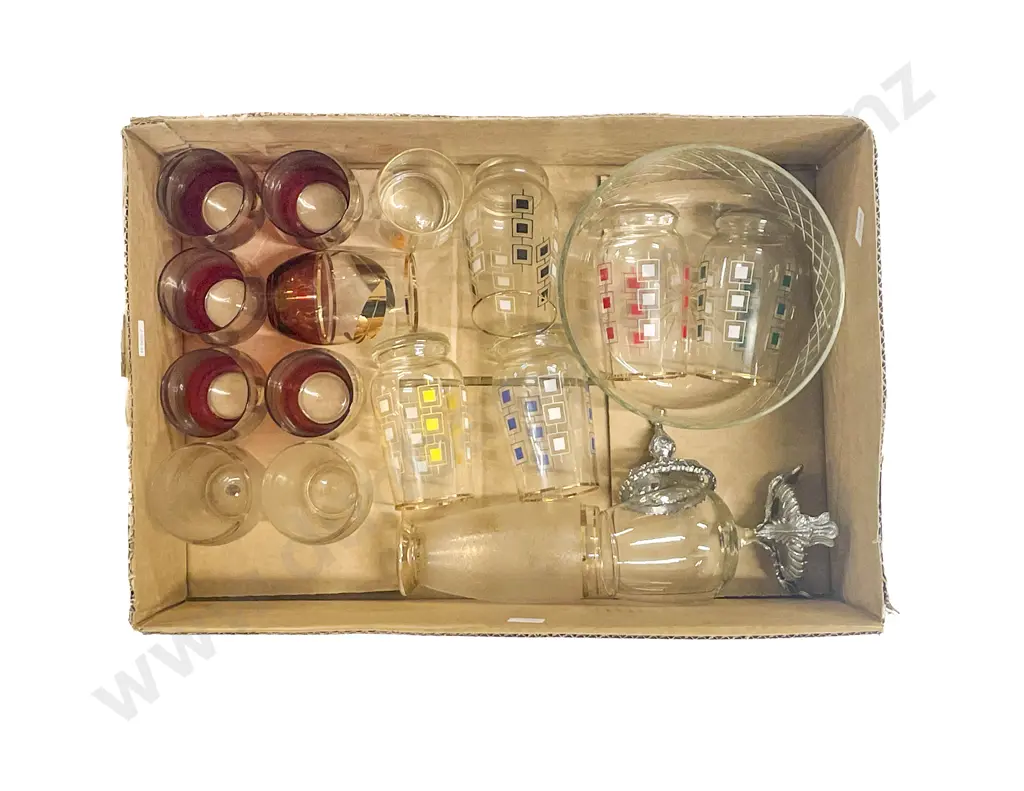 Two Boxes incl Fancy China Figures Image 1++