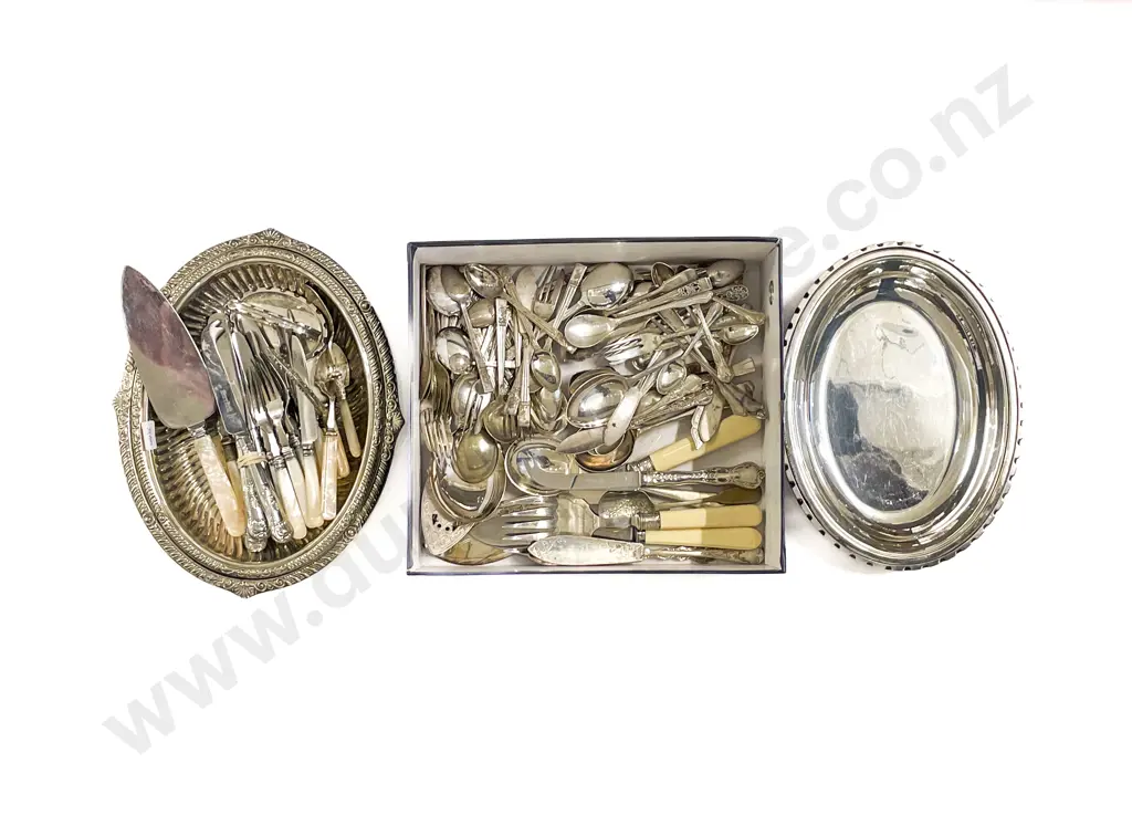 Box of Assorted S/P and Cutlery incl MOP Handled Image 1++