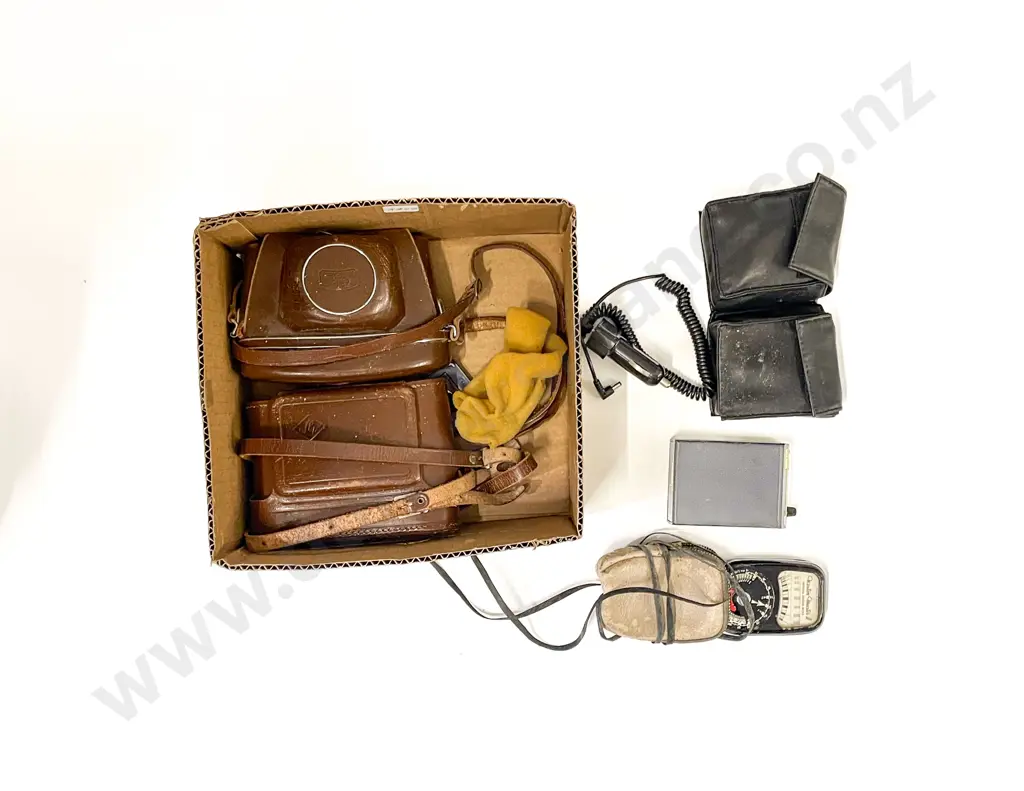 Qty of Assorted Vintage Cameras Image 1++