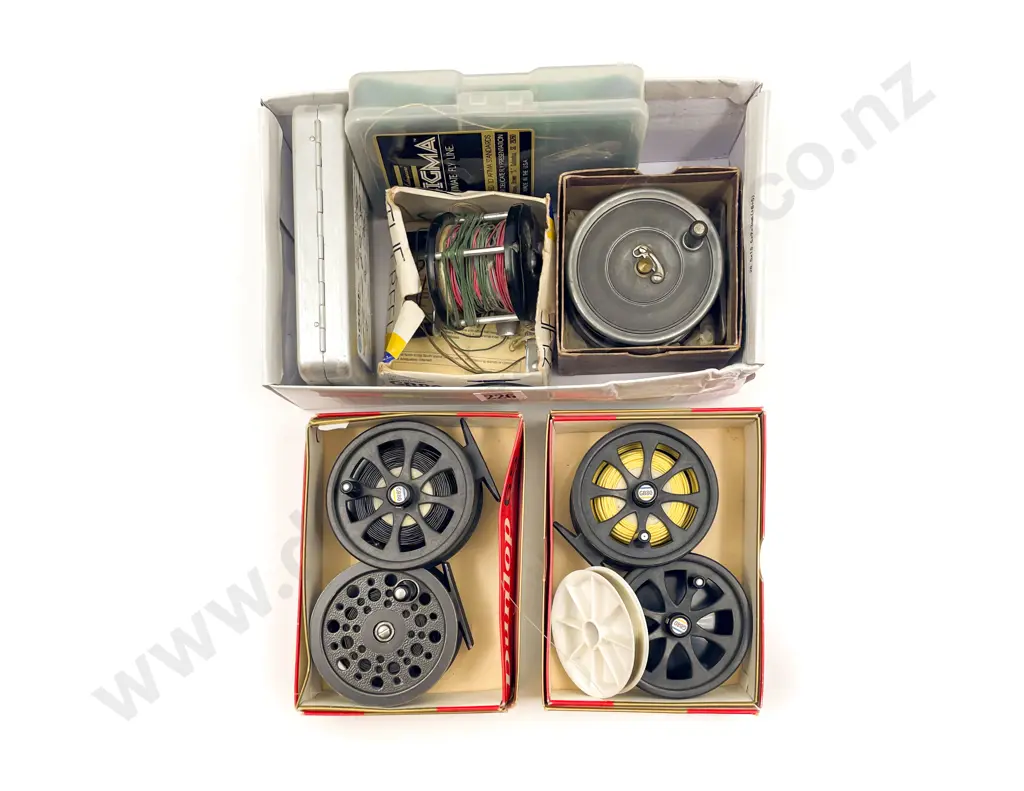 Six Assorted Vintage Fishing Reels together with Accessories Image 1++