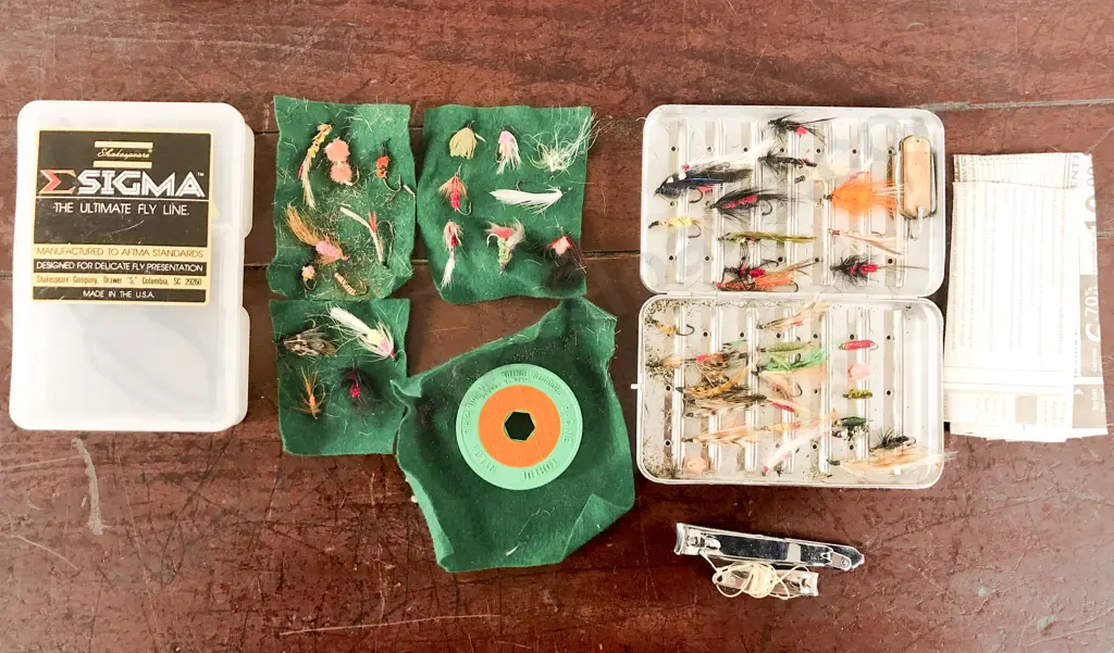 Six Assorted Vintage Fishing Reels together with Accessories Image 1++