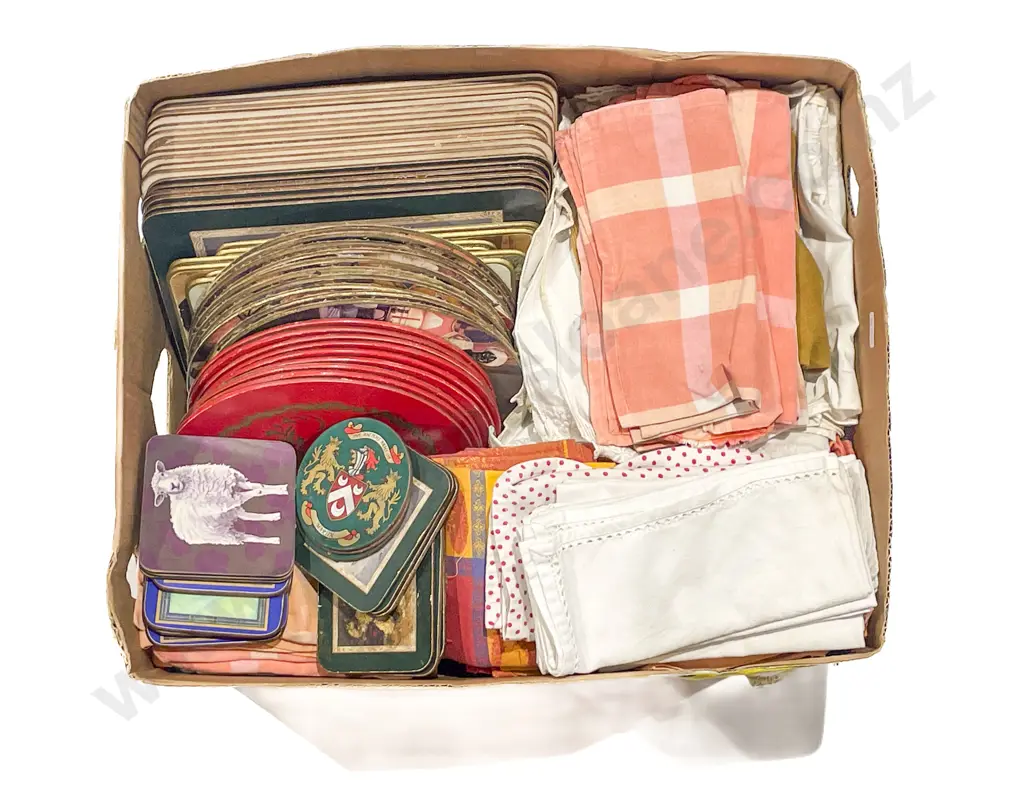 Quantity of Assorted Placemats & Table Linen Image 1++