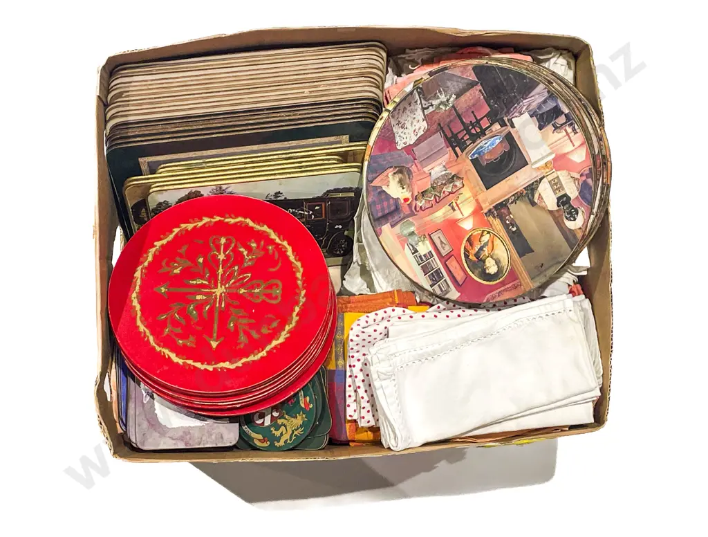 Quantity of Assorted Placemats & Table Linen Image 1++