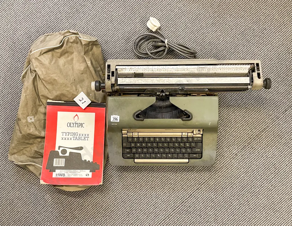 Olivetti Vintage Typewriter Image 1++