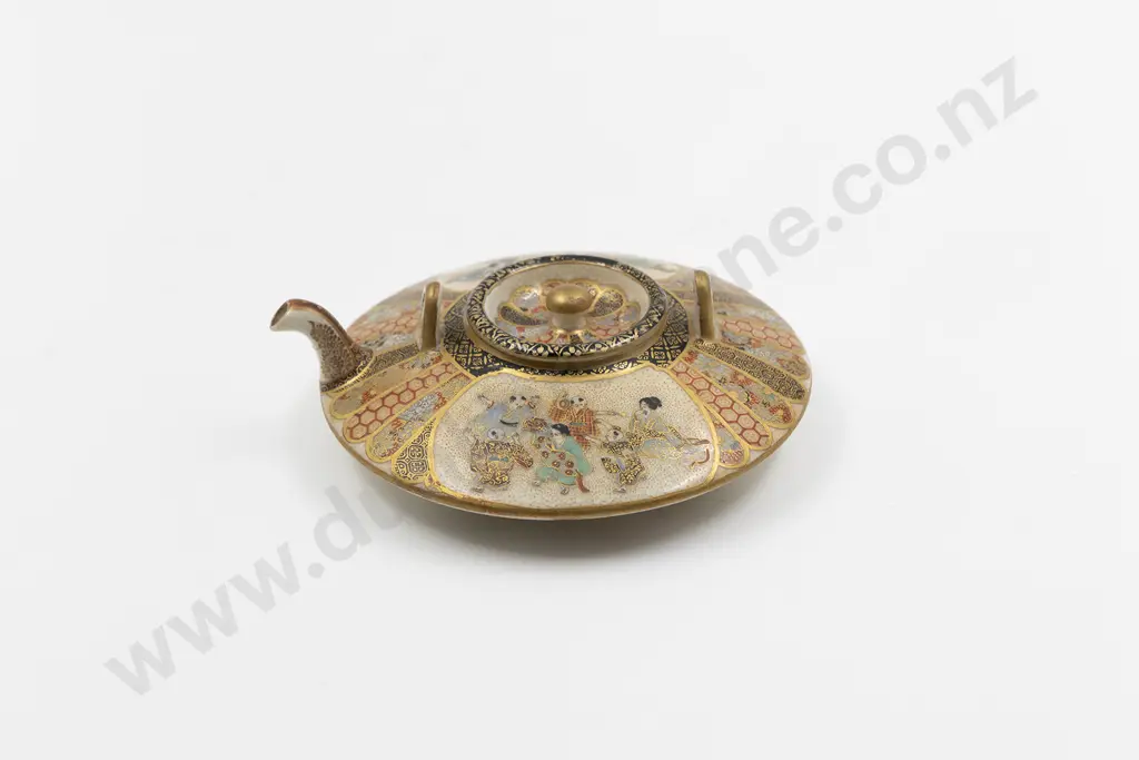 A Japanese Meiji Period Satsuma Teapot By Ryozan Image 1++