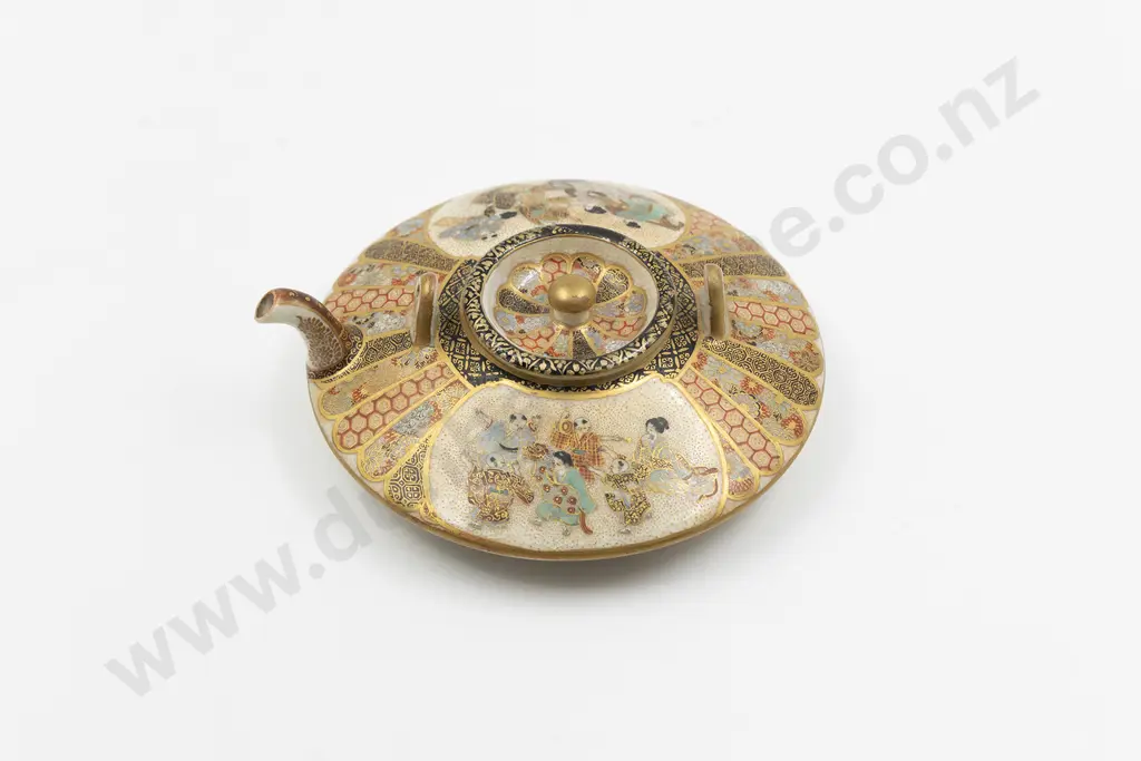 A Japanese Meiji Period Satsuma Teapot By Ryozan Image 1++