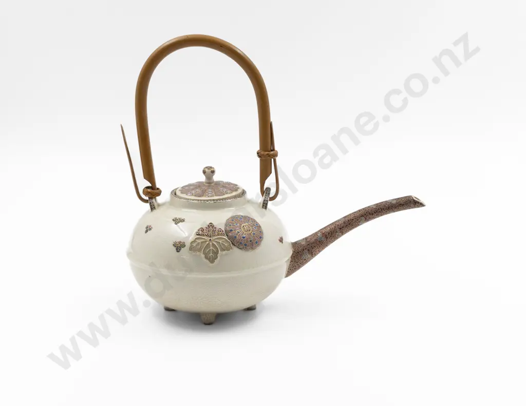 An Unusual Japanese Late Meiji Period Sake Pot by Kinkozan Image 1++