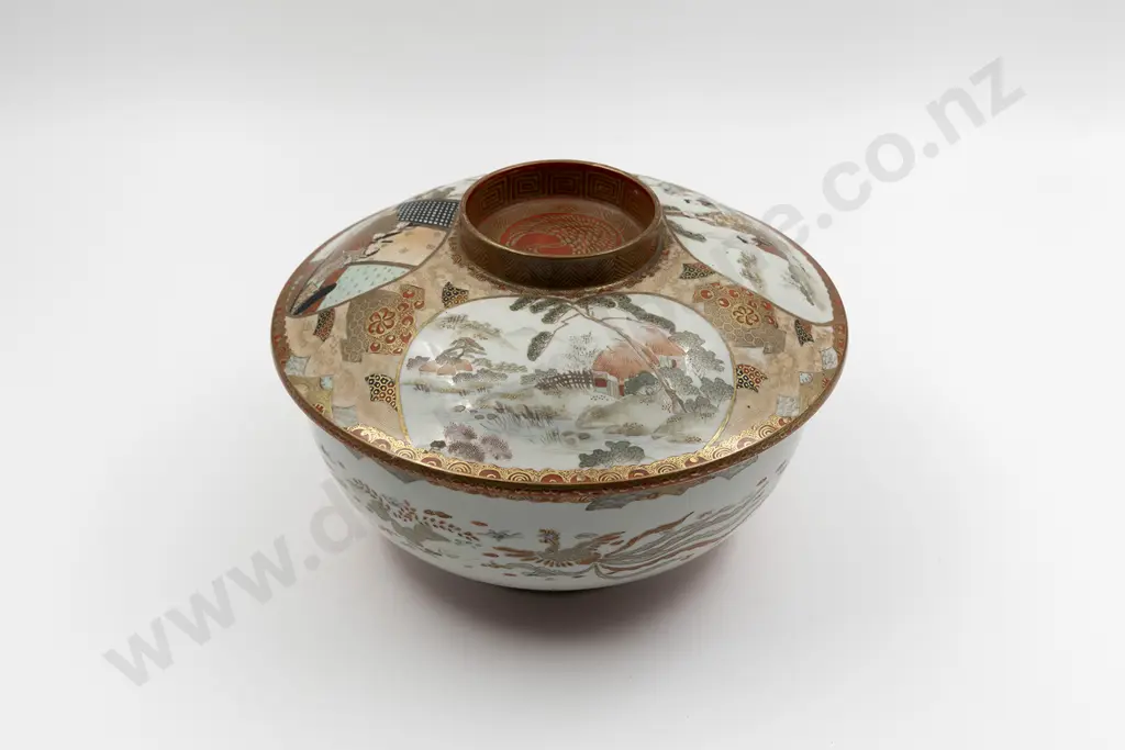 A Japanese Meiji Period Kutani Porcelain Lidded Bowl Image 1++