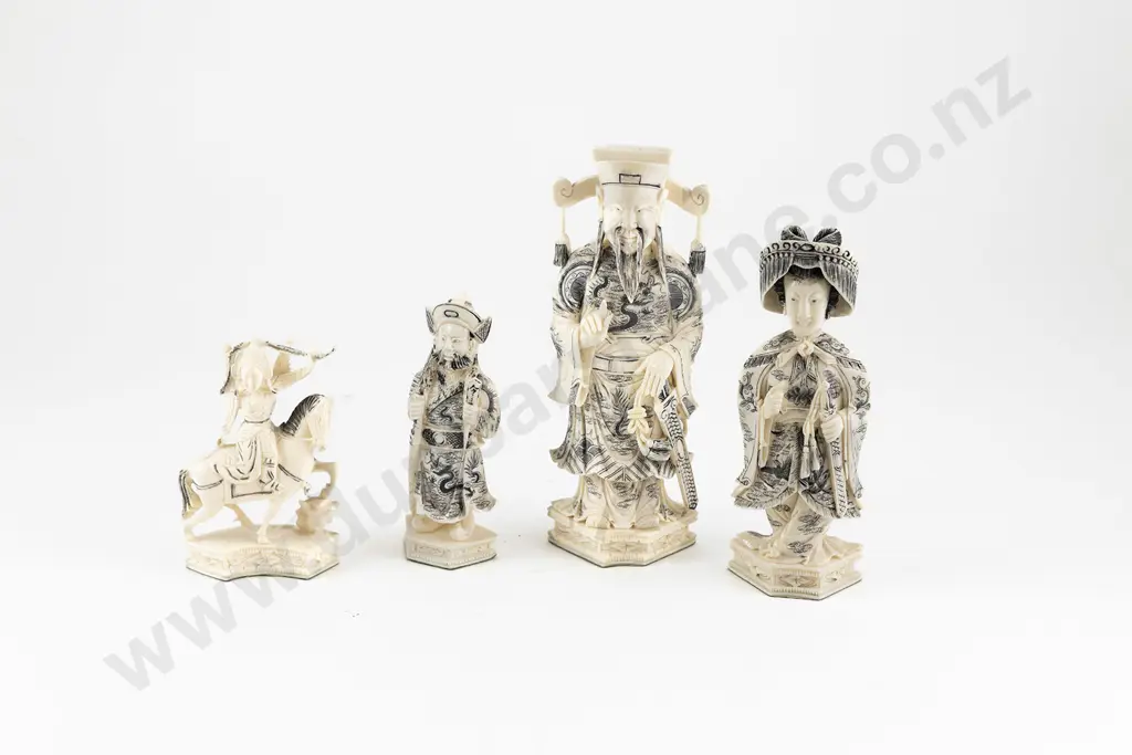 Mid 20th Century Chinese Carved Ivory Chess Set Image 1++