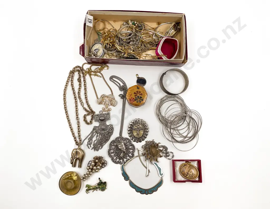 Quantity of Assorted Costume Jewellery Image 1++
