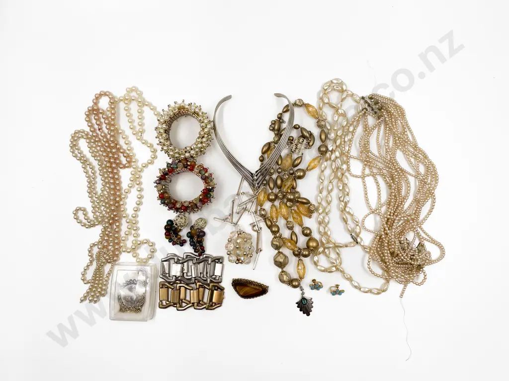 Quantity of Assorted Costume Jewellery Image 1++
