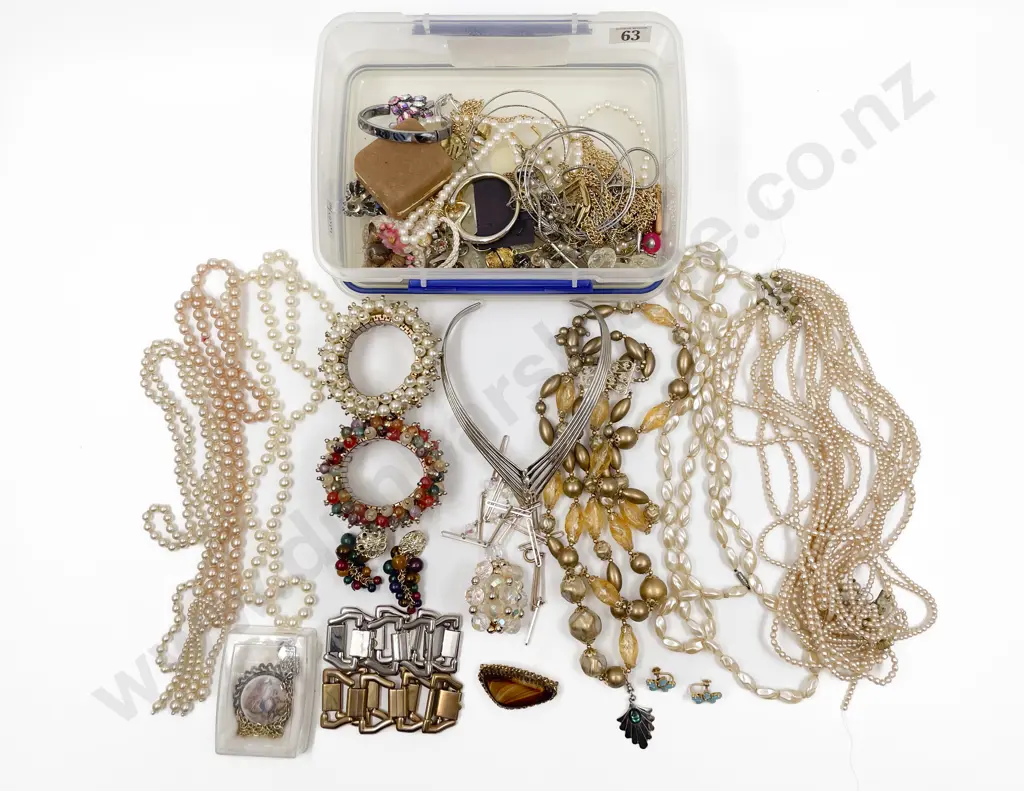 Quantity of Assorted Costume Jewellery Image 1++