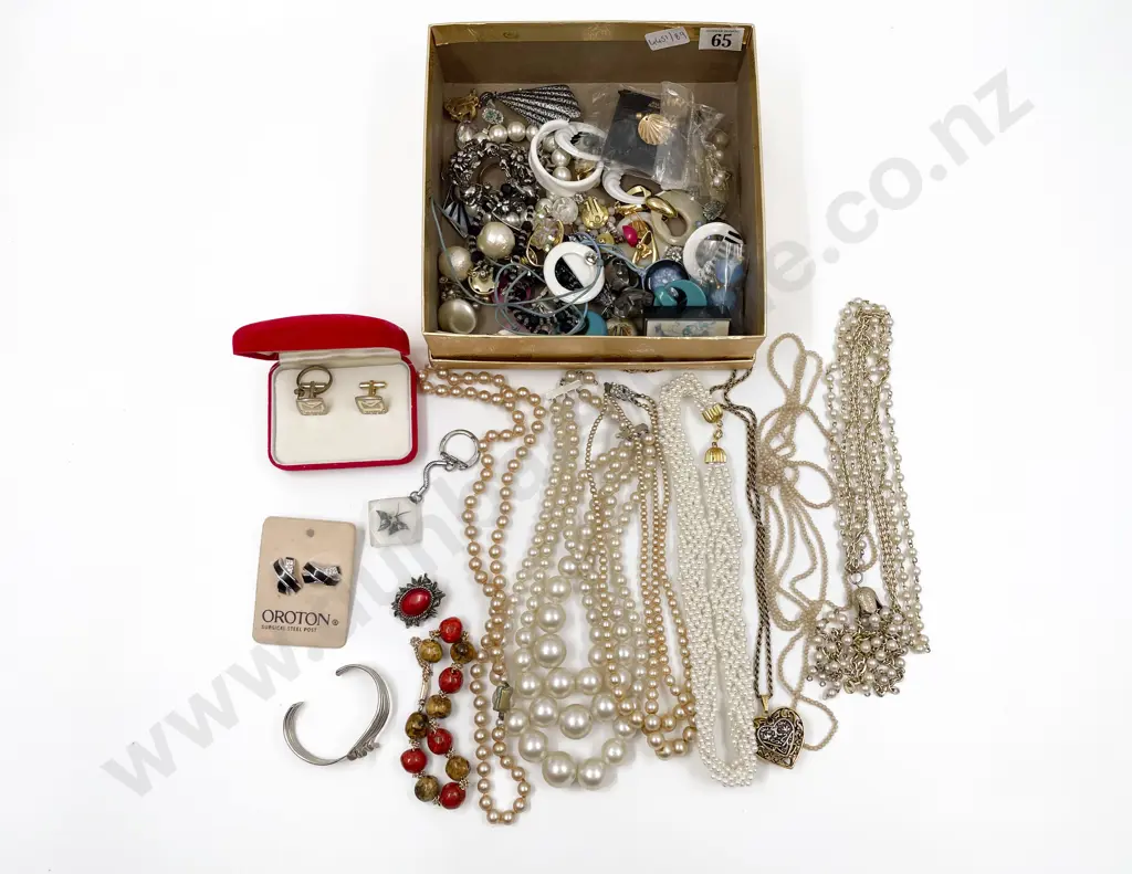 Quantity of Assorted Costume Jewellery Image 1++