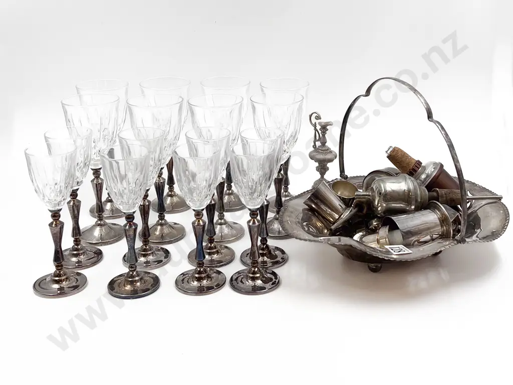 Qty of Assorted Vintage Drinking Ware together with S/P Stemmed Wine Glasses Image 1++