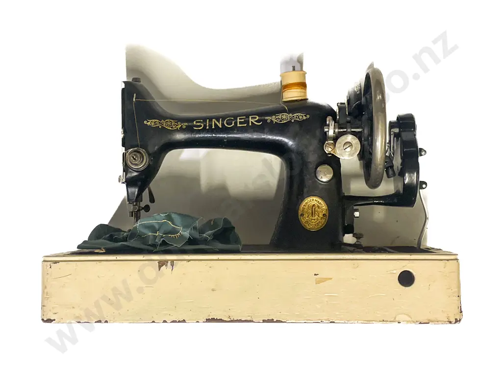 Vintage 1929 Singer Handcrank Sewing Machine in Case Image 1++