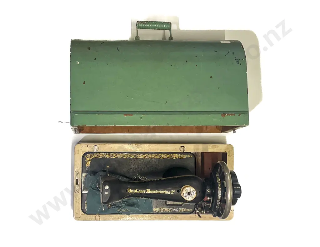 Vintage 1929 Singer Handcrank Sewing Machine in Case Image 1++