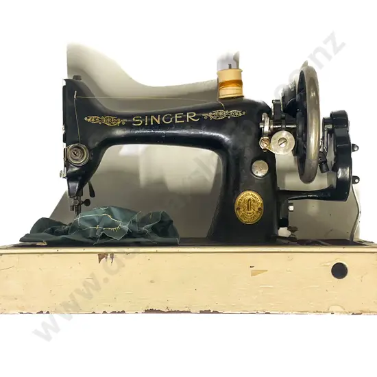 Vintage 1929 Singer Handcrank Sewing Machine in Case
