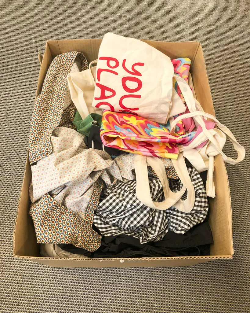 Qty of Assorted Bags and Linen etc *PHOTO CHANGE Image 1++