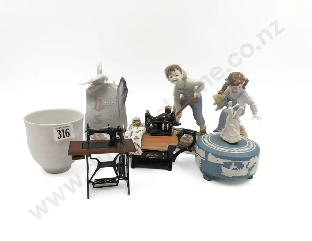 Qty of Assorted incl Two Pieces of Lladro Image 1++