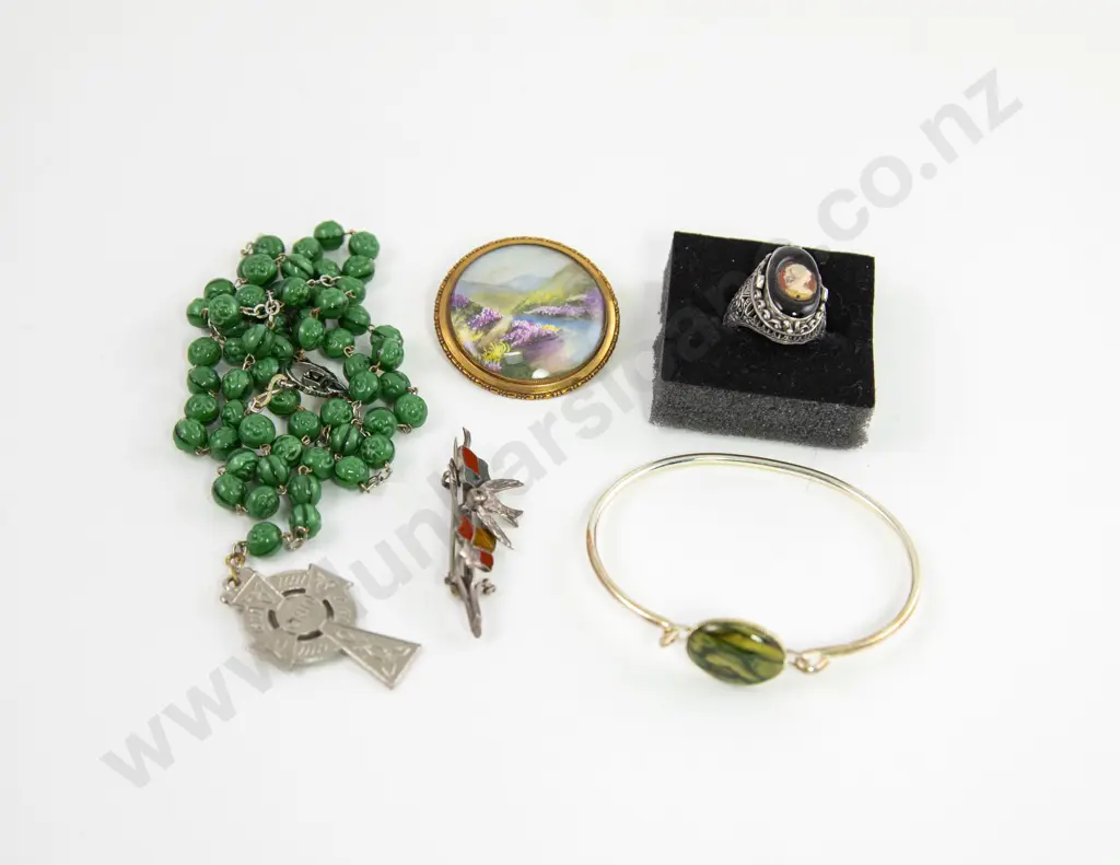 Small Collection of Assorted Scottish Jewellery and Jewellery Box Image 1++