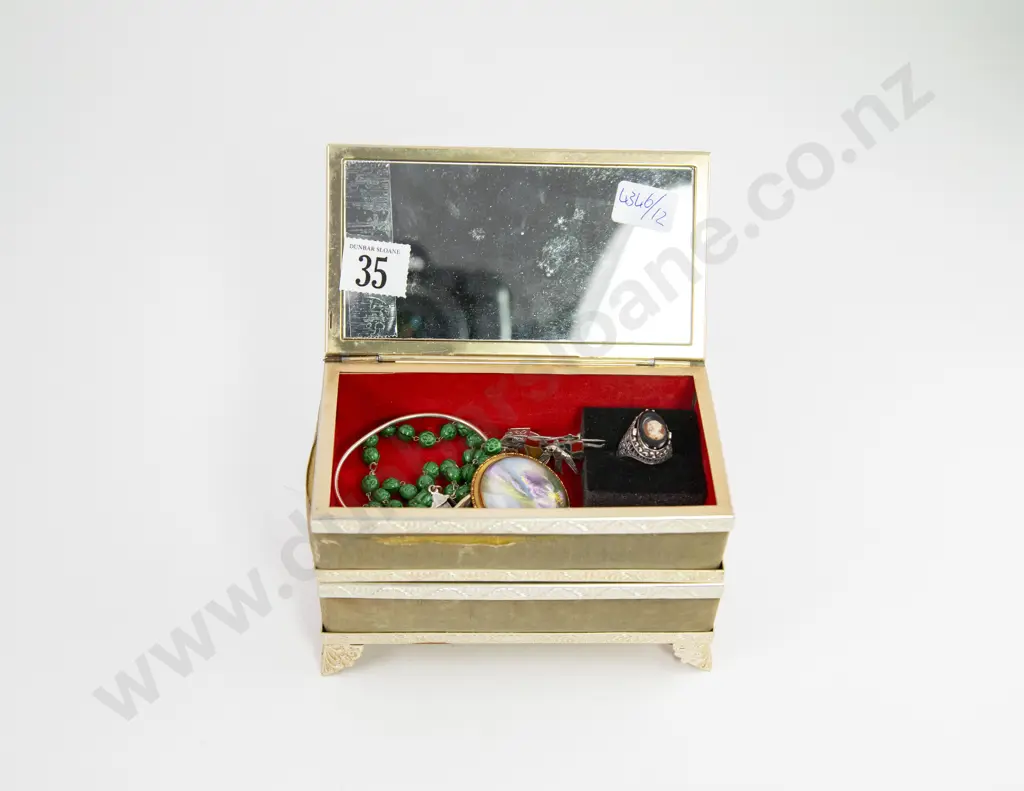 Small Collection of Assorted Scottish Jewellery and Jewellery Box Image 1++
