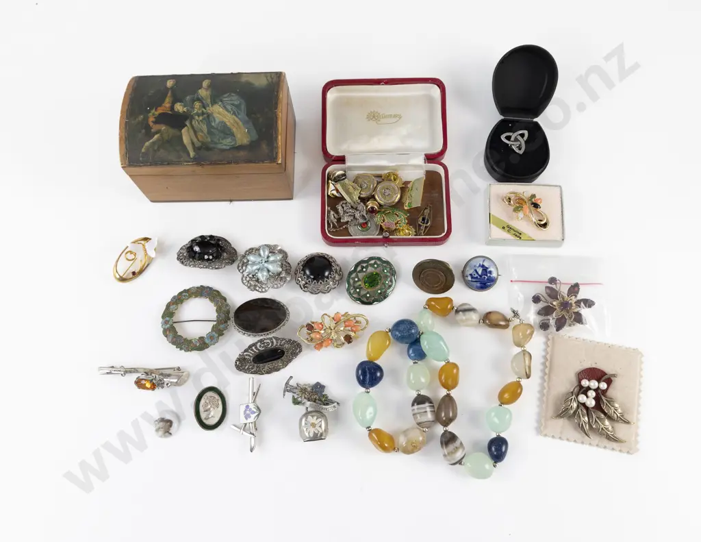 Small Collection of Assorted Scottish Jewellery and Jewellery Box Image 1++