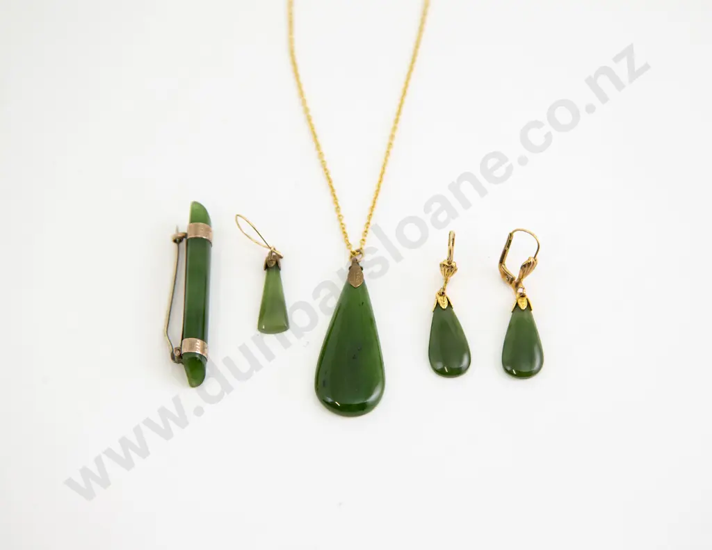 NZ Greenstone 9ct Mounted Bar Brooch Image 1++