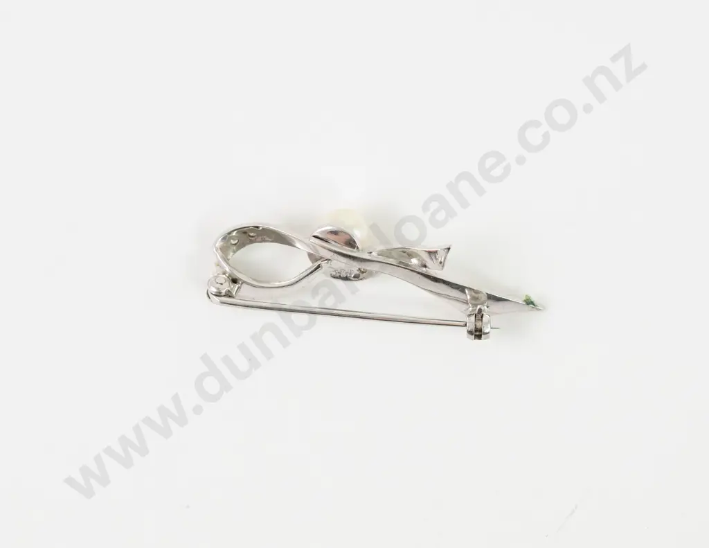 9ct White Gold Four Stone and Single Pearl Diamond Bow Brooch Image 1++