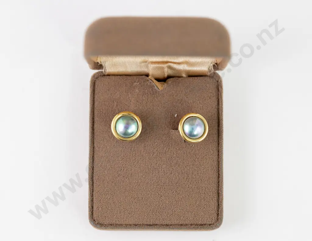 Pair 18ct Single Mabe Pearl Stud Earrings Image 1++