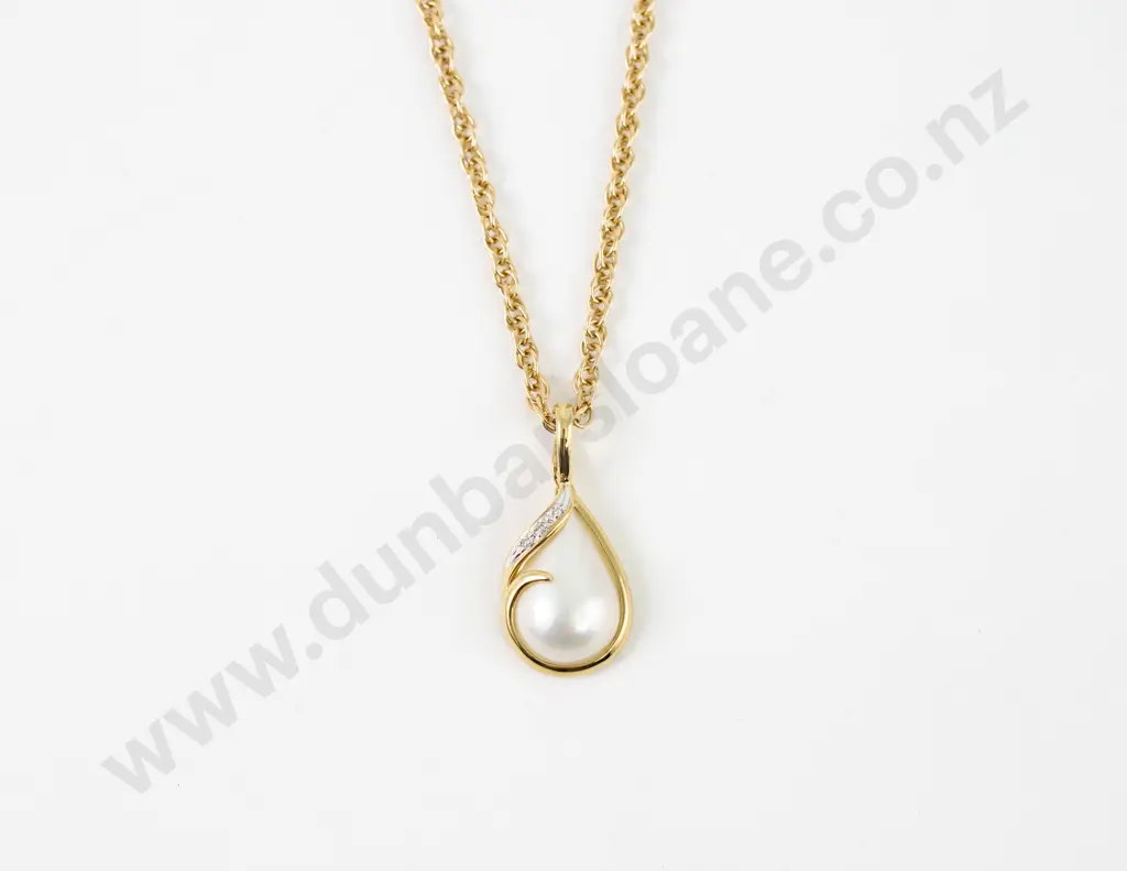 9ct Single Mabe Pearl and Diamond Pendant Image 1++
