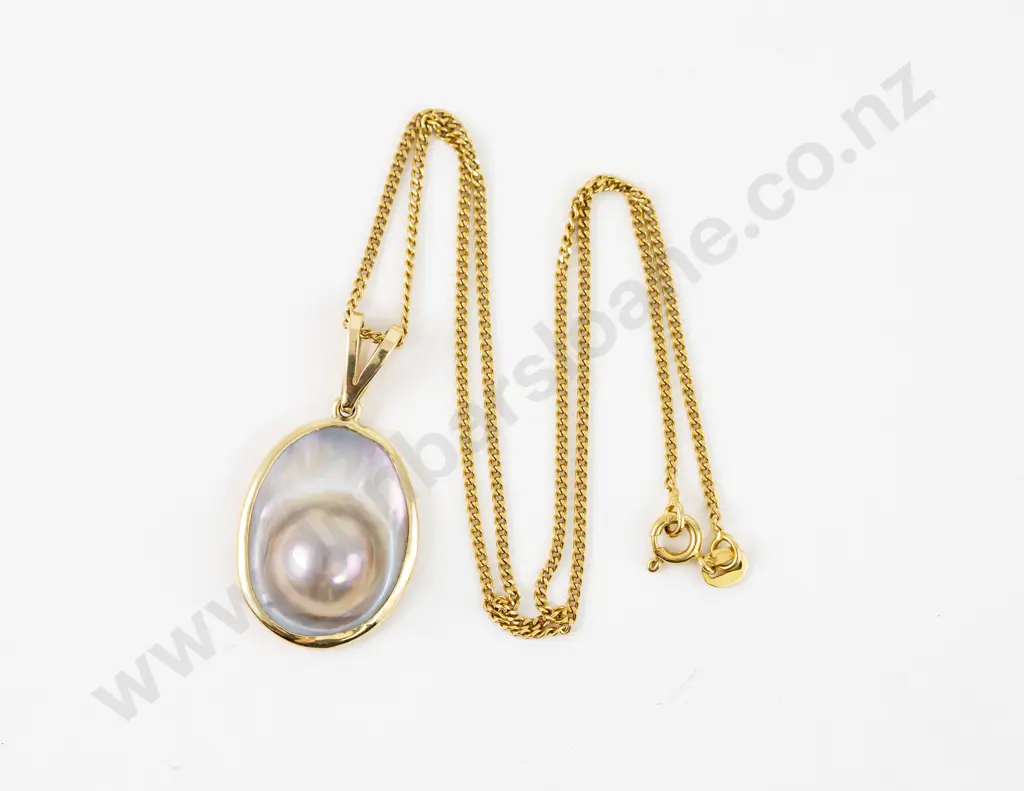 Blister Pearl Pendant on 9ct Fine Curb Link Neck Chain Image 1++