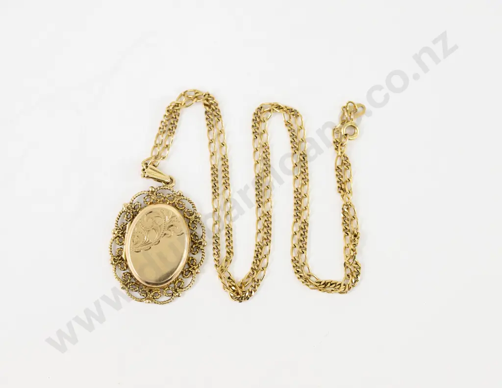9ct Oval Photo Locket on 9ct Mixed Curb Link Neck Chain Image 1++