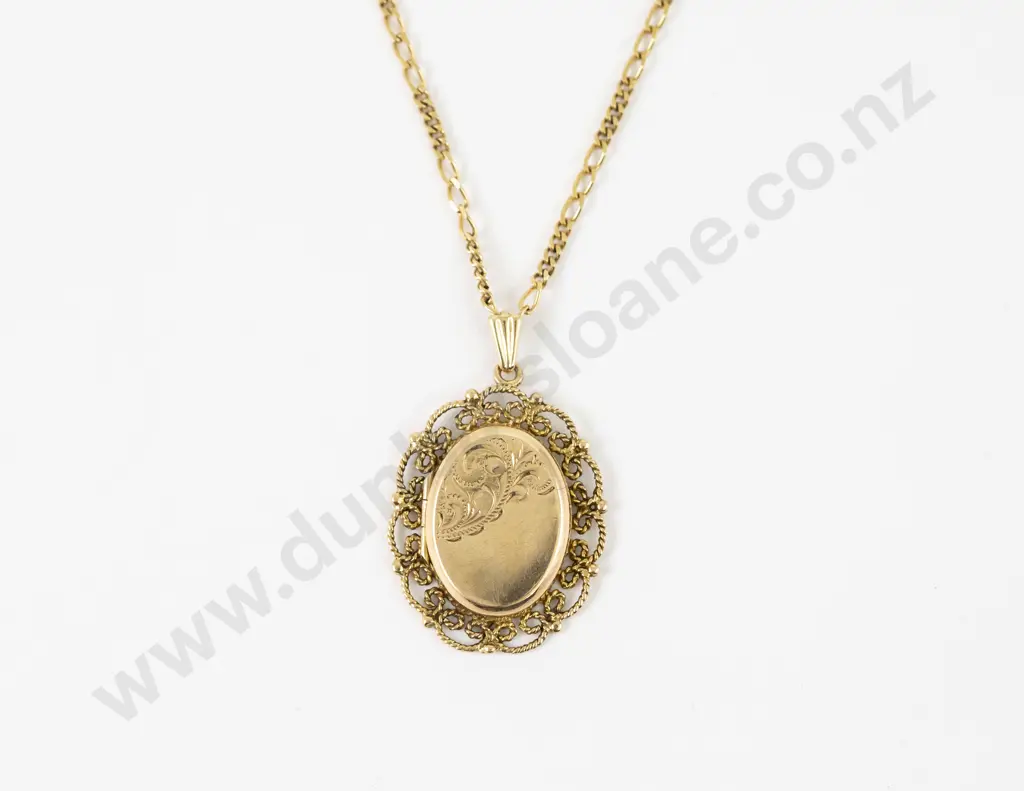 9ct Oval Photo Locket on 9ct Mixed Curb Link Neck Chain Image 1++