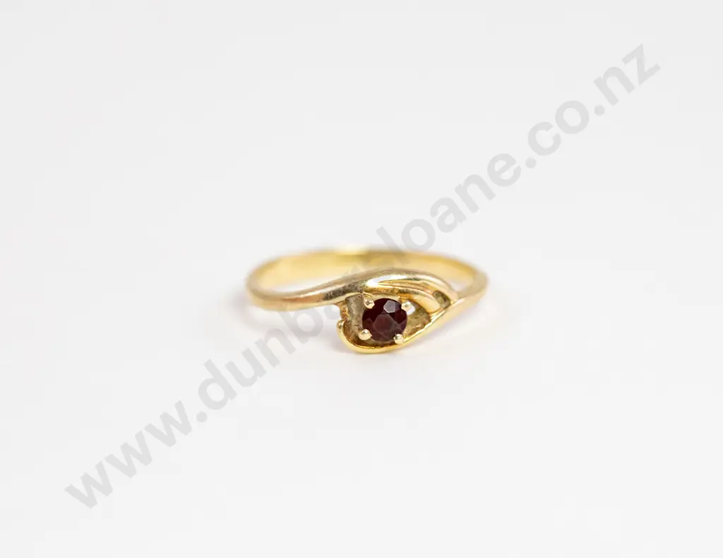 9ct Single Garnet Ring Image 1++