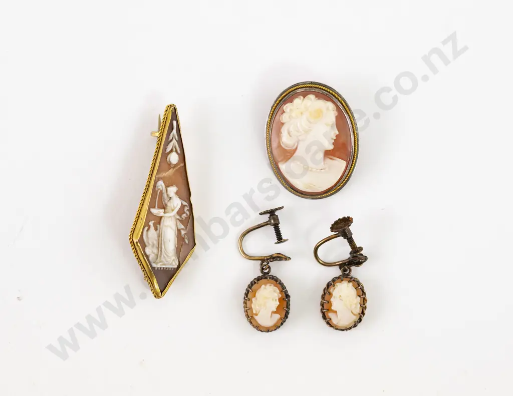 Victorian Gold Framed Classical Cameo Brooch Image 1++