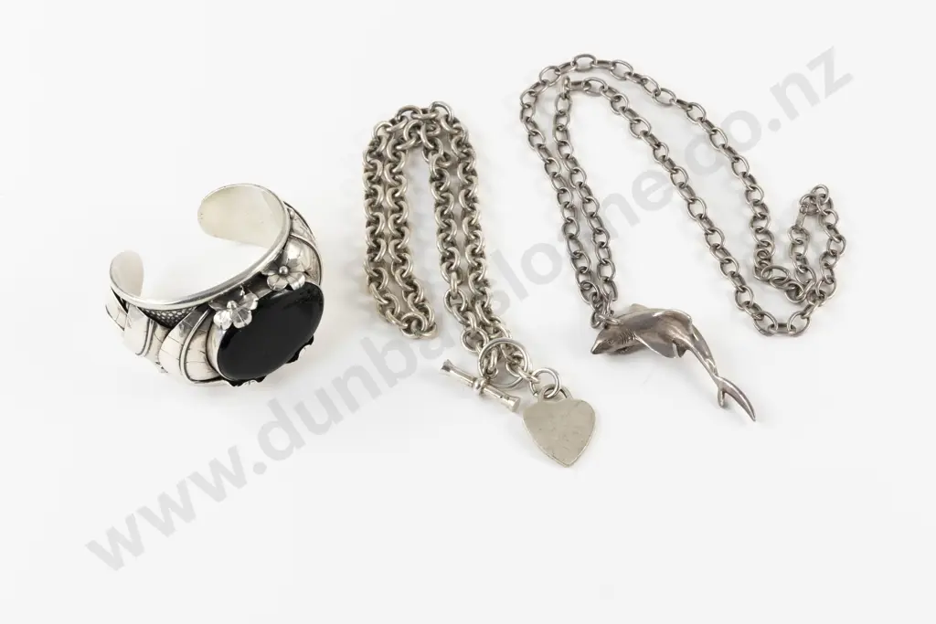 S/S Single Onyx Fancy Cuff Bangle with Two Curb Link Neck Chains Image 1++