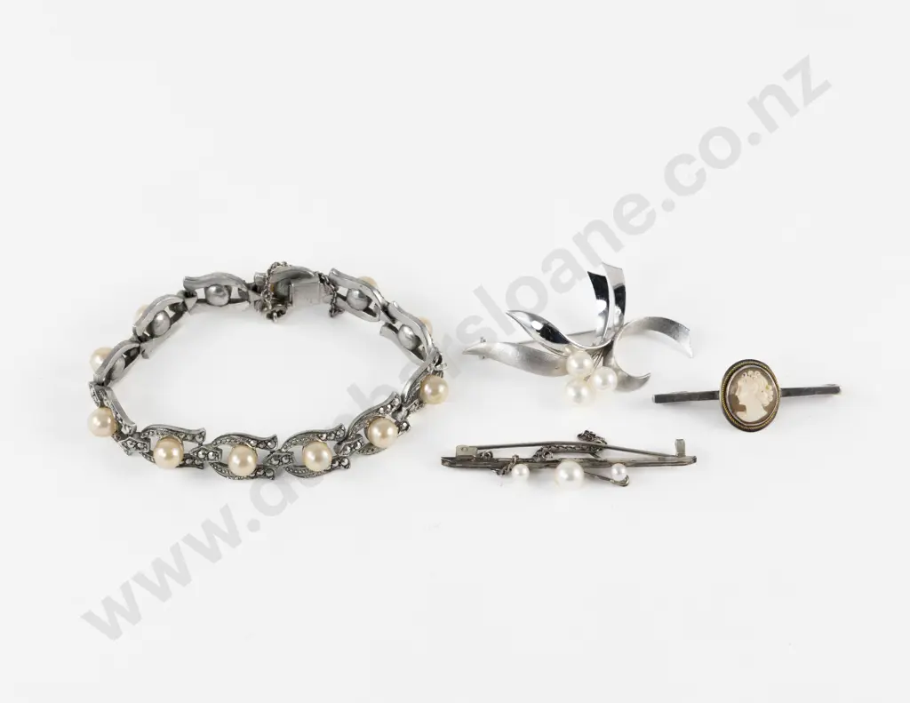 Two S/S Cultured Pearl Brooches Image 1++