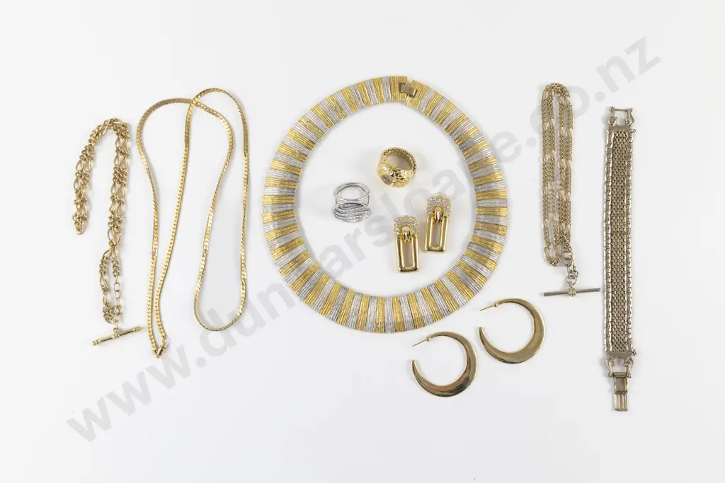 Collection of Assorted Costume Jewellery Image 1++